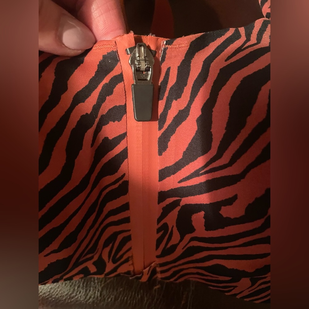 EUC Victoria’s Secret Incredible Knockout Ultra Max tiger print sports bra 34DD - Picture 3 of 5